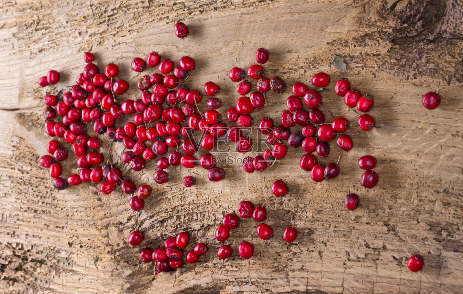 木制背景上的红色山楂浆果照片摄影图片