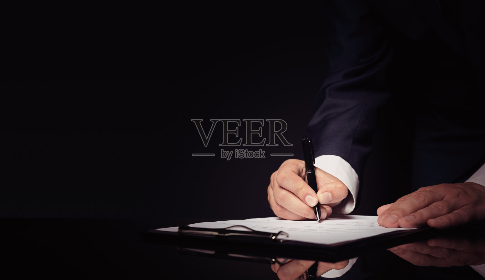 律师、公证人、律师签署文件照片摄影图片