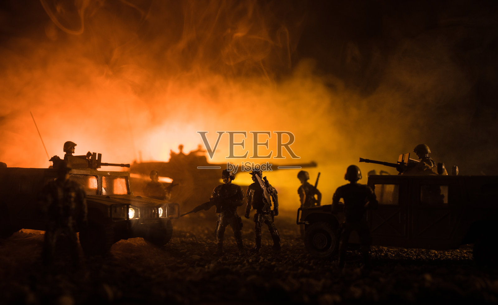 日落背景上的军用巡逻车。陆军战争的概念。装甲车辆的剪影和准备攻击的士兵。艺术品装饰。有选择性的重点照片摄影图片