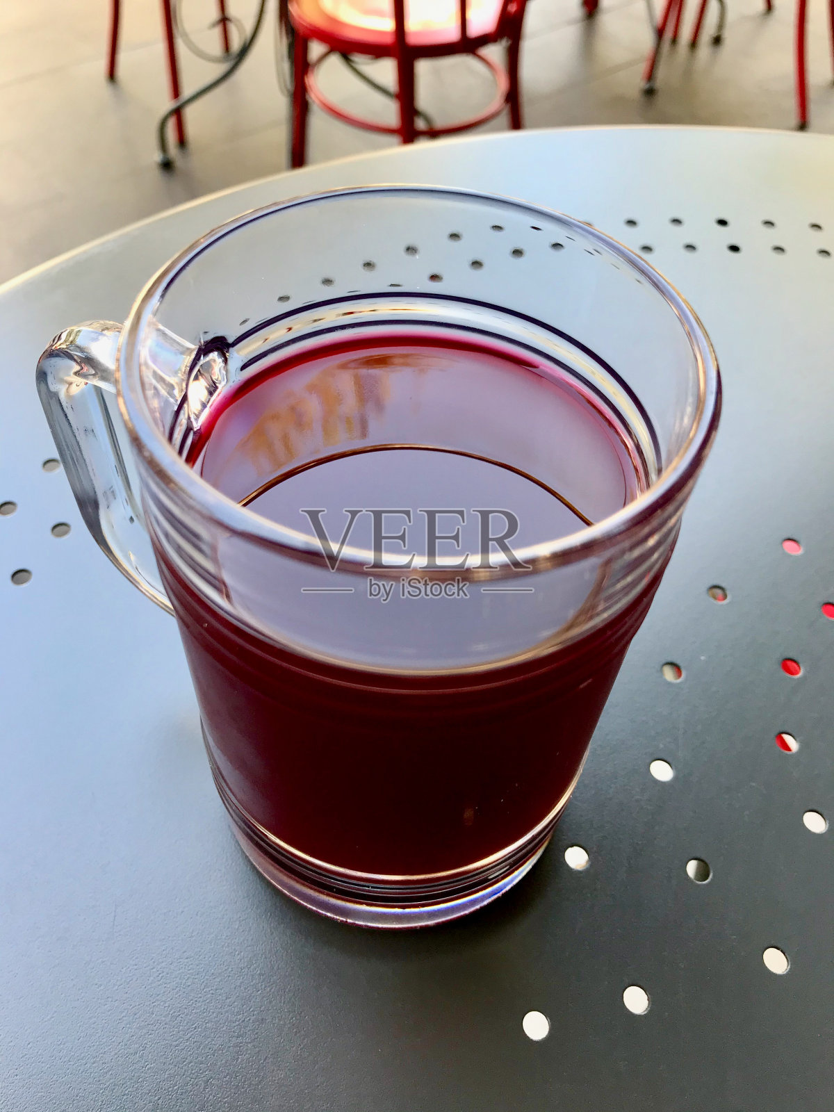 一杯土耳其萝卜汁配泡菜/沙拉酱。照片摄影图片