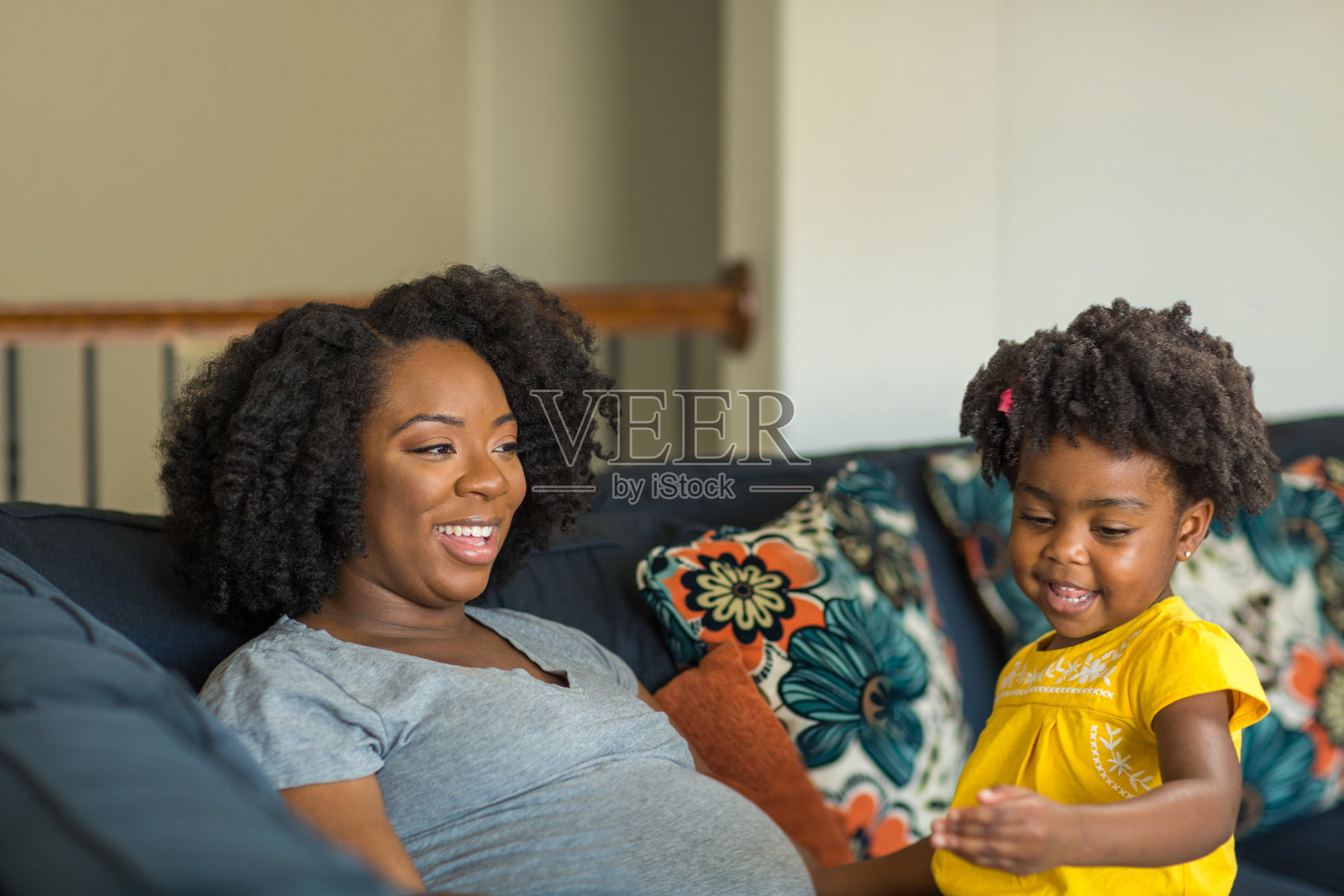 非裔美国母亲和她的女儿玩耍聊天。照片摄影图片