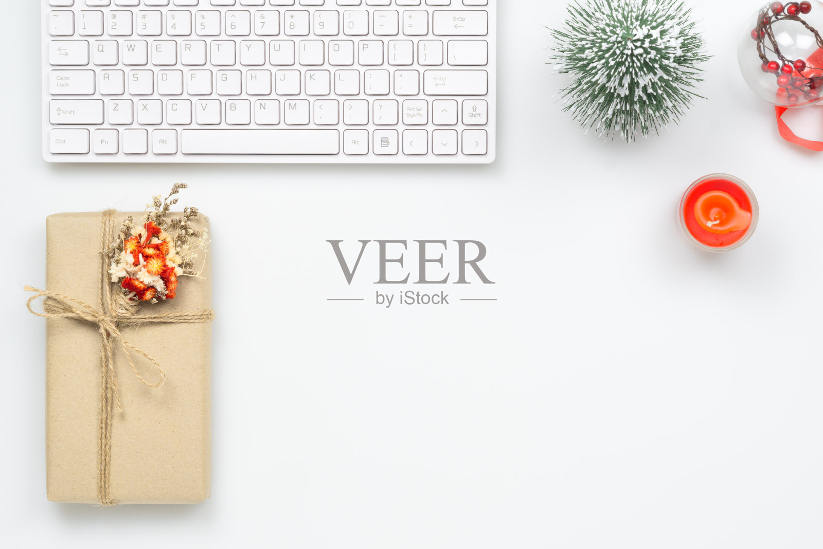 圣诞快乐新年好,办公室桌面概念,键盘、礼品盒与圣诞装饰俯视图照片摄影图片