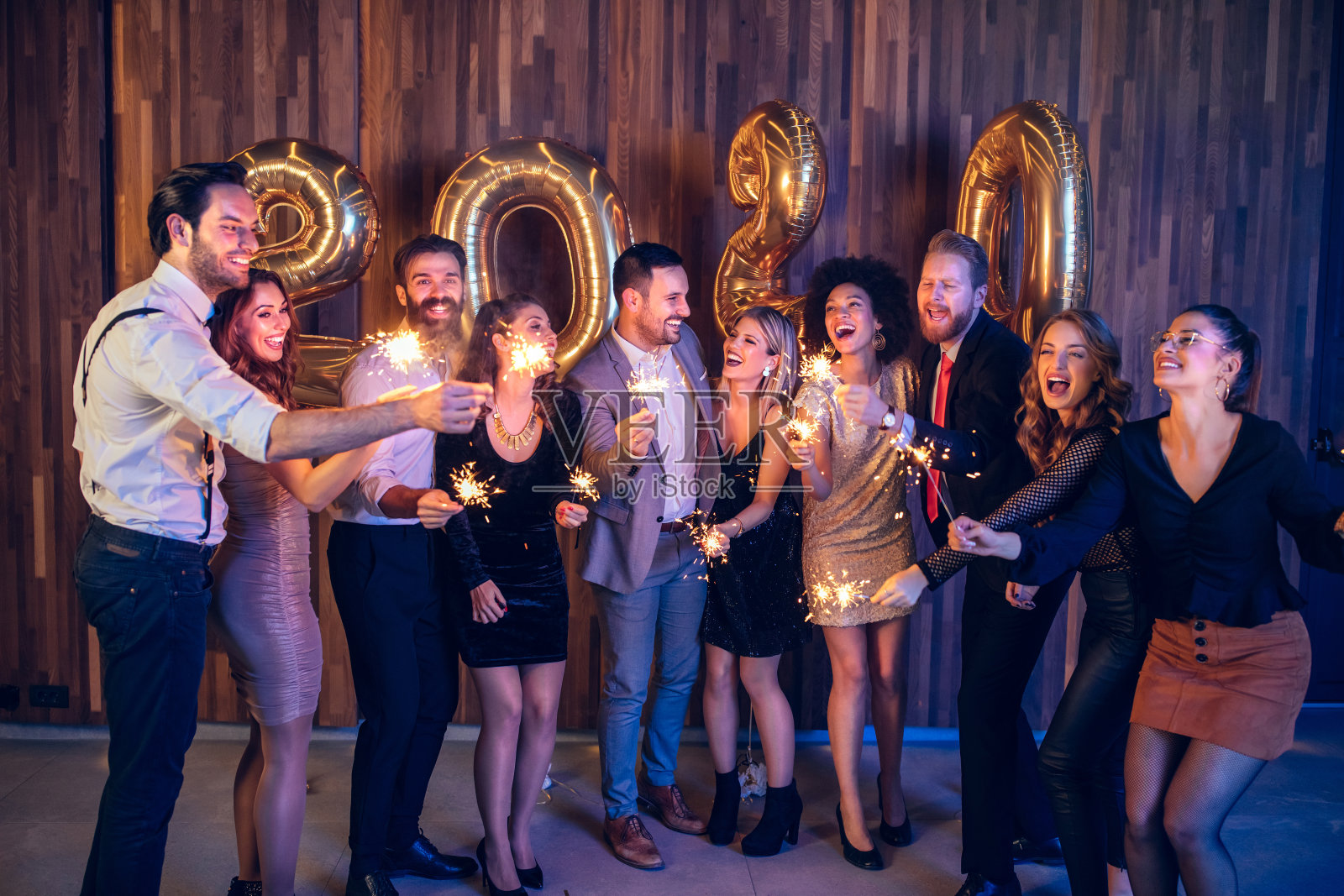 享受外出的夜晚照片摄影图片