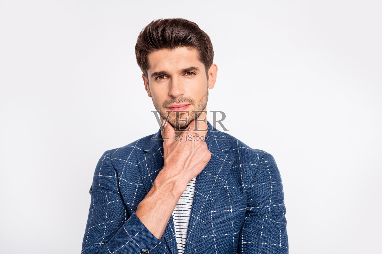 他的特写,他的漂亮迷人,打扮得体的商人,花花公子,熟练的IT极客专家,穿着蓝色格子运动夹克,触摸下巴,思考孤立在浅白色柔和的背景照片摄影图片