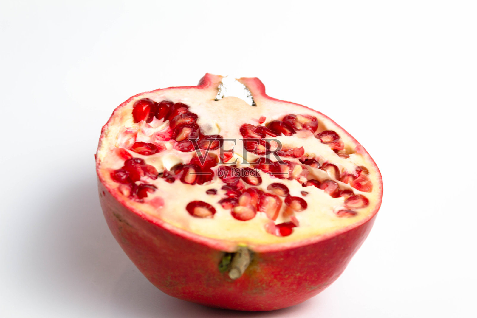 红石榴半切在白色背景孤立照片摄影图片