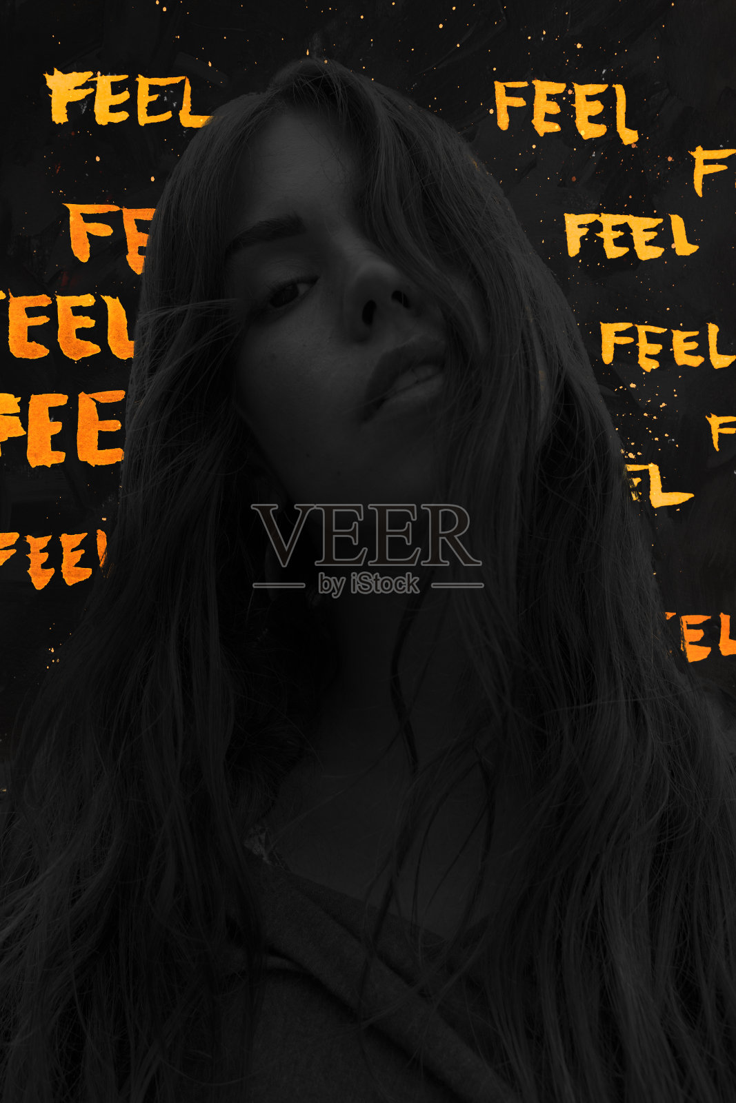 一个年轻女性的肖像结合手绘的文字感觉重复在她身后充满活力的金色照片摄影图片