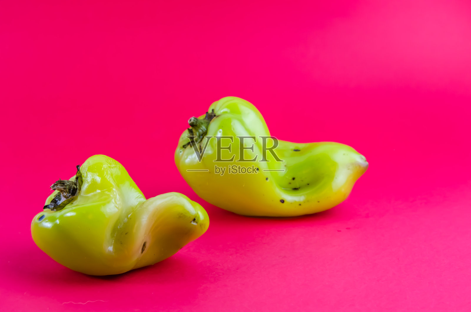 丑陋的食物。红底青椒照片摄影图片