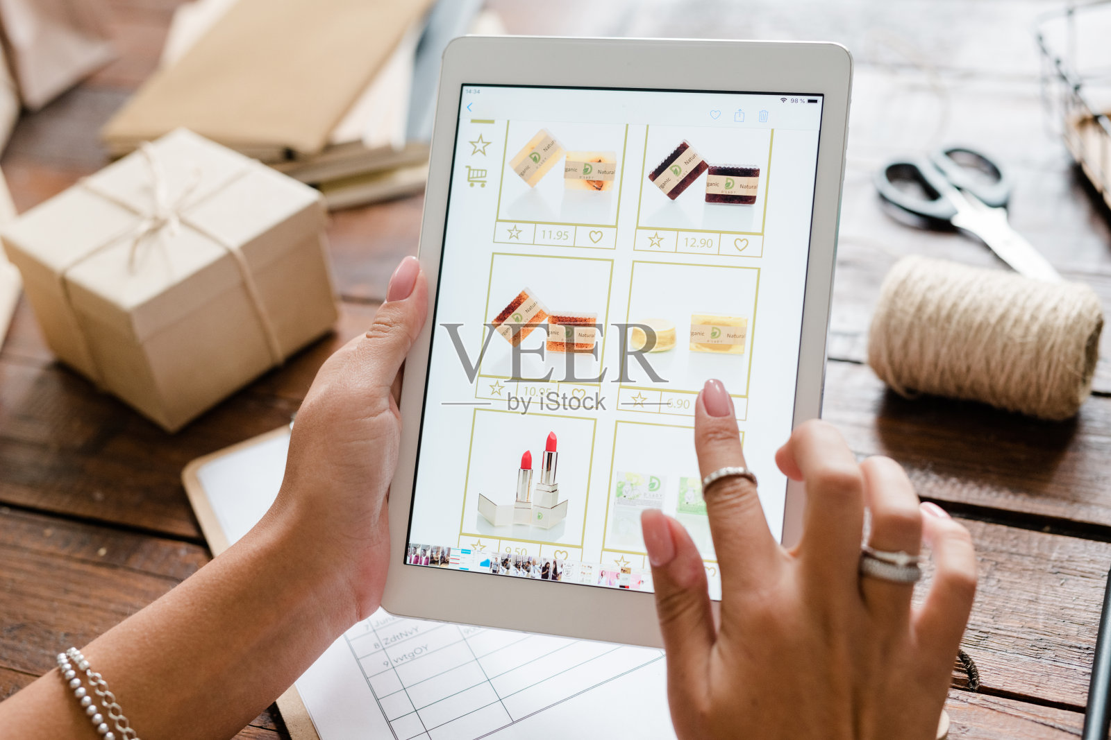 女性手过触摸屏就要选择化妆产品照片摄影图片