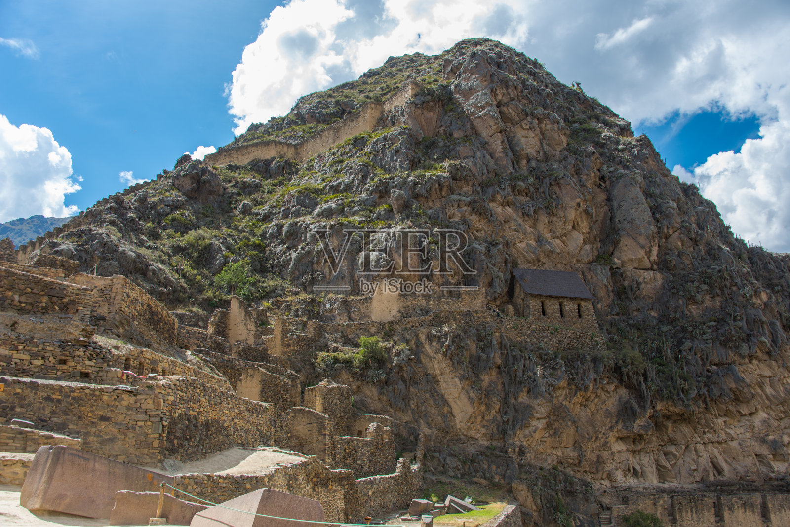 秘鲁奥兰塔坦博镇附近的巨型建筑和梯田遗迹照片摄影图片