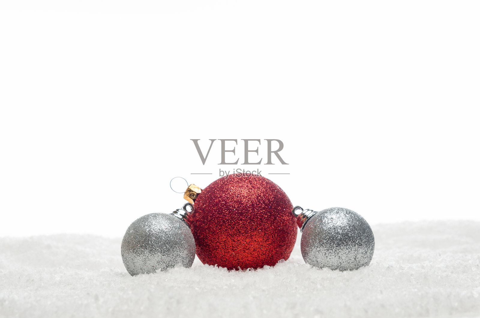 红色和银色的圣诞球躺在雪地上照片摄影图片
