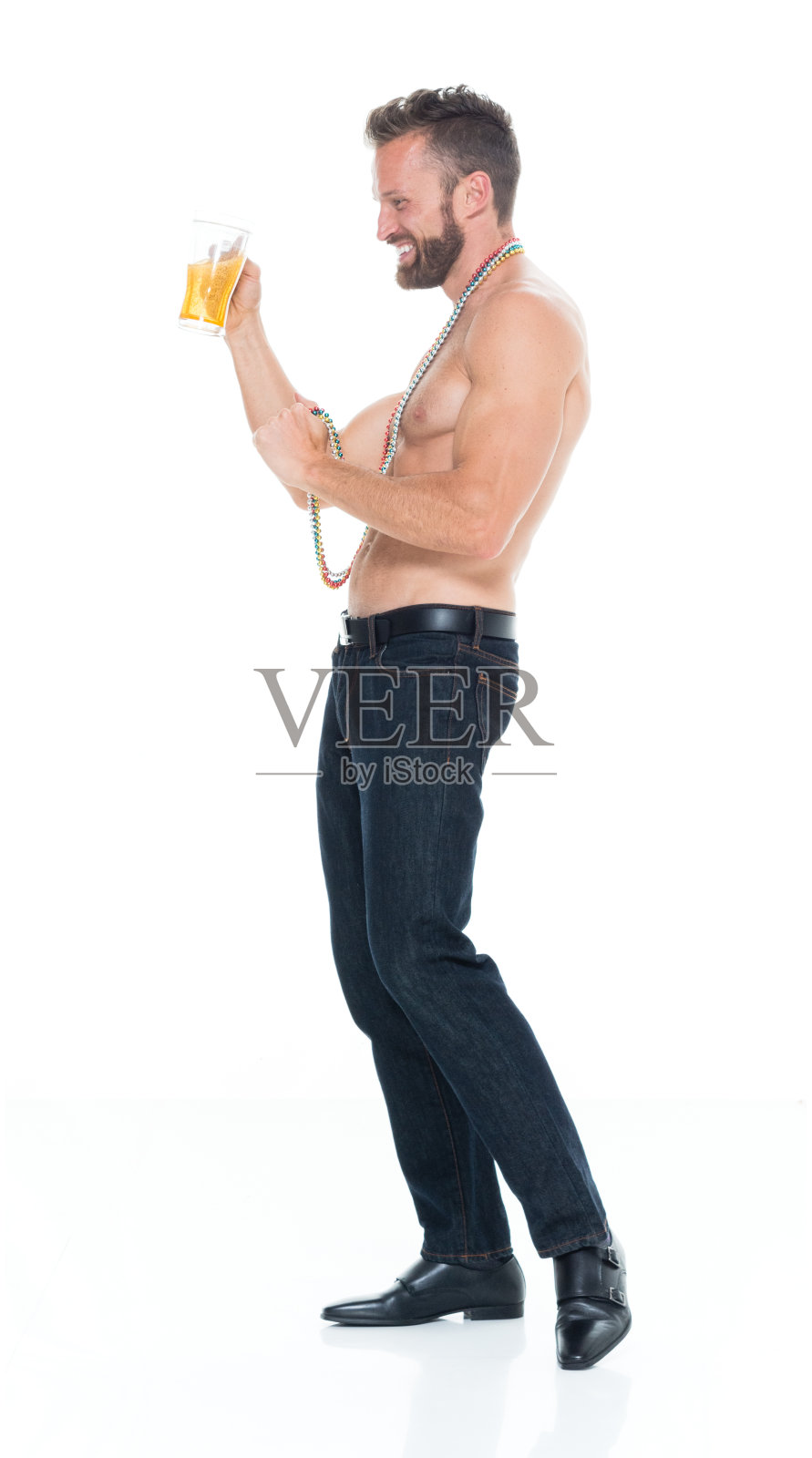 全身/一人/一人/侧视/ 30-39岁的成年英俊的人白人男性/年轻男子放松/站在白色背景下穿着牛仔裤/珠子/食物和饮料/淡啤酒照片摄影图片