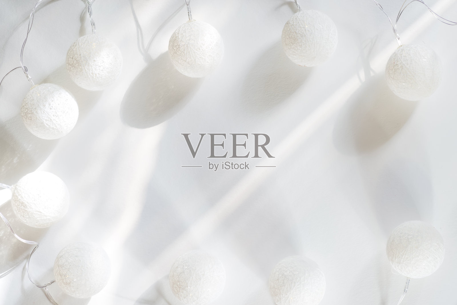 圣诞灯球与阳光在白色的背景。平铺复制空间照片摄影图片