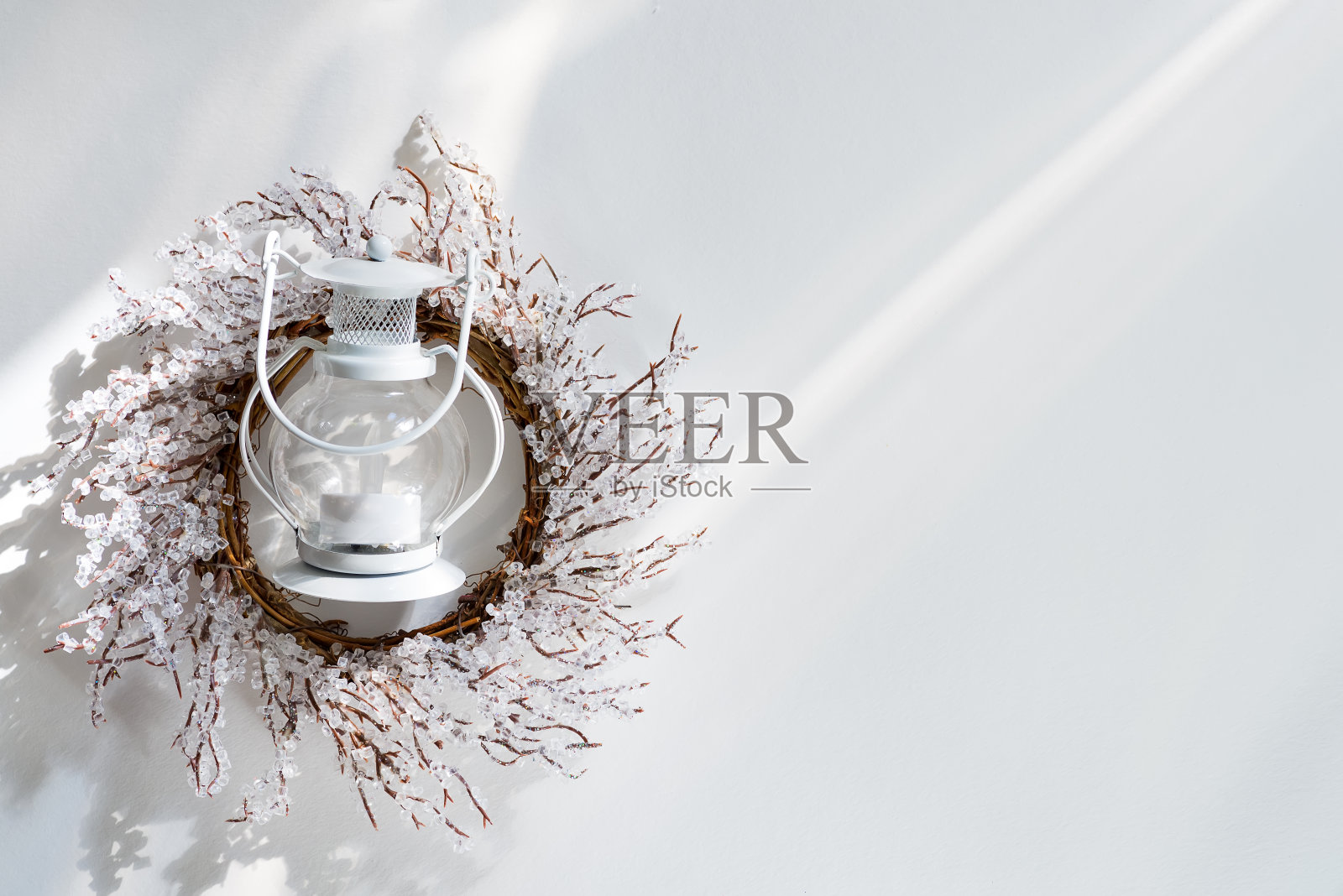 圣诞灯与蜡烛和花环的树枝霜在白色的背景与阳光照射,平铺拷贝空间照片摄影图片