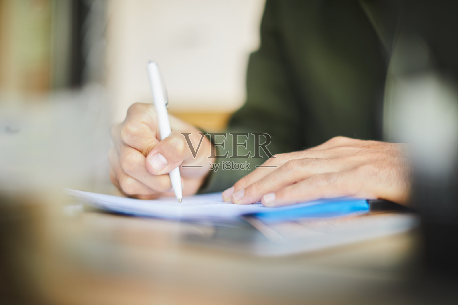 在签署文件时双手的特写。照片摄影图片