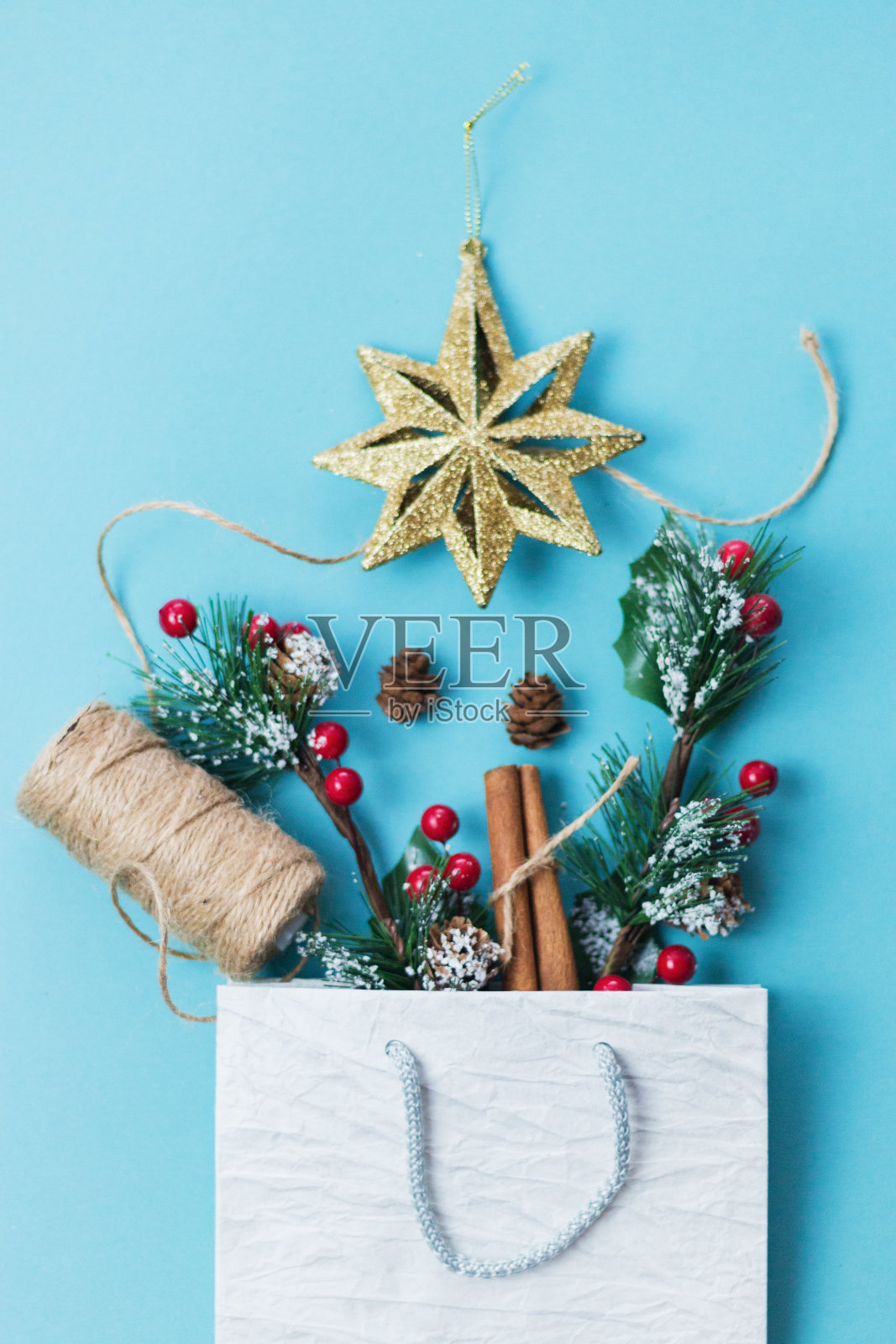 圣诞组成。一束云杉树枝,蓝色背景上的小球。圣诞节,冬天,新年的概念。平面位置,俯视图照片摄影图片