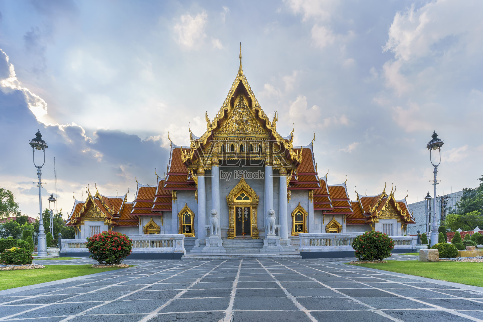 Wat Benchamabophit Dusitvanaram的圣典大厅(Ubosot)是一座佛教寺庙,被称为大理石寺庙,是泰国曼谷的一个主要旅游景点照片摄影图片