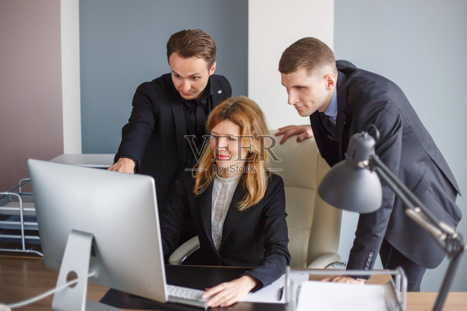 商务团队在办公室电脑前工作照片摄影图片