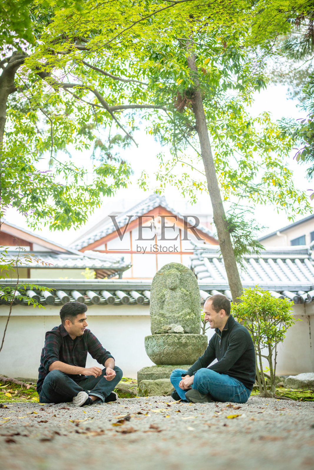 两个微笑的男人在寺庙里放松照片摄影图片