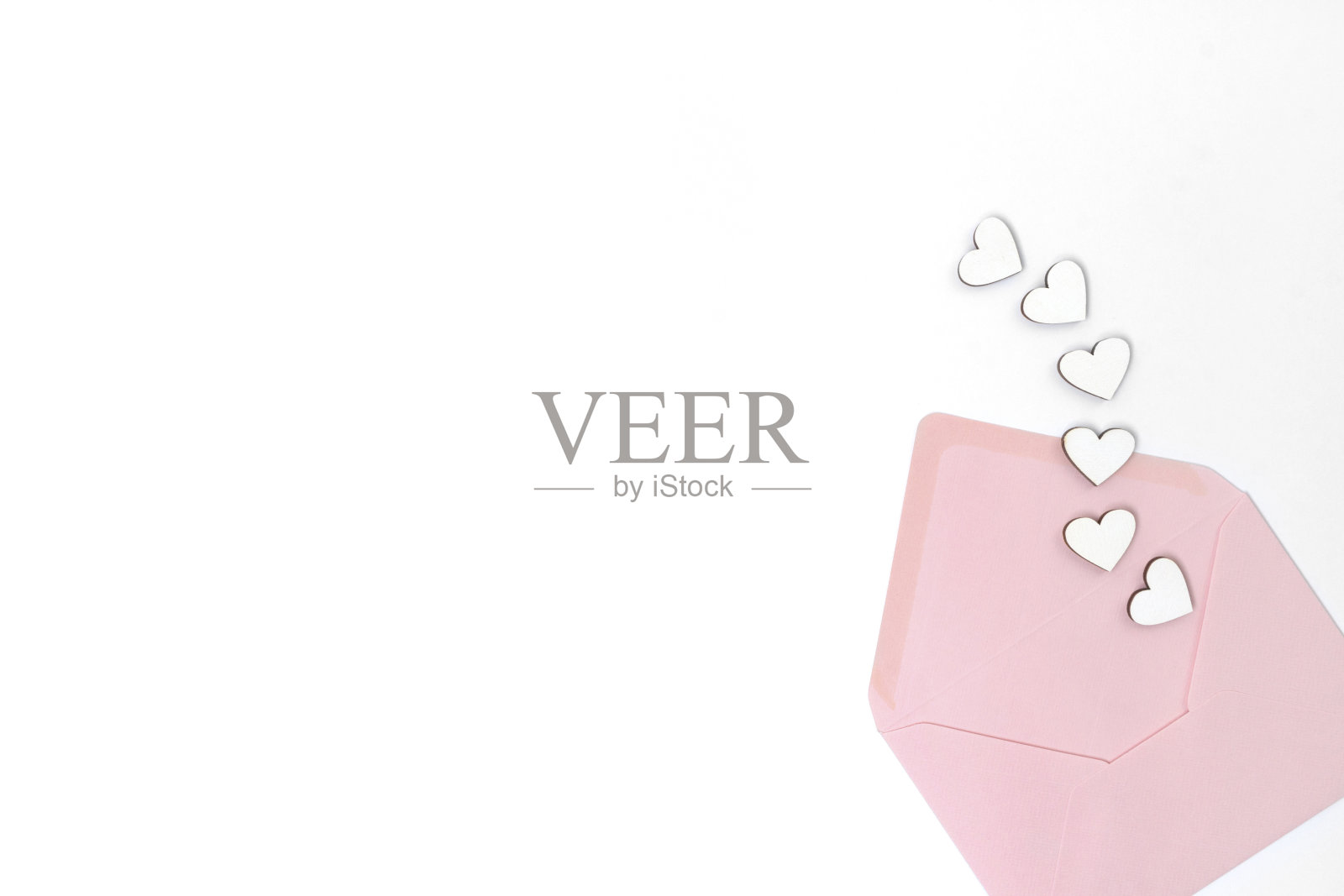 打开白色背景上有字母和木心的信封照片摄影图片