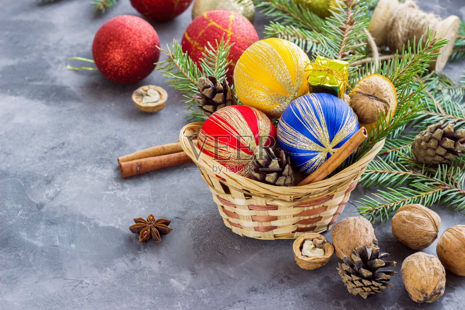 篮子装满圣诞物品和礼物盒在一个黑暗的背景。圣诞节组成照片摄影图片