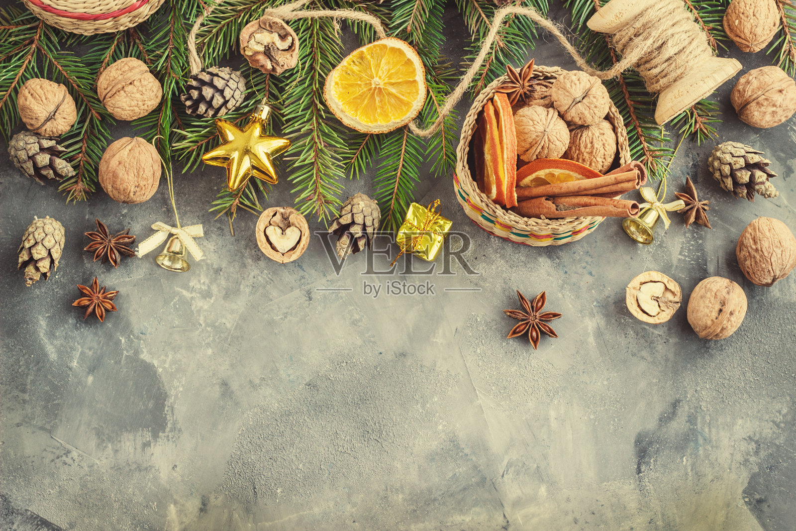 以黑色为背景的圣诞树树枝为模板,为圣诞卡着色照片摄影图片