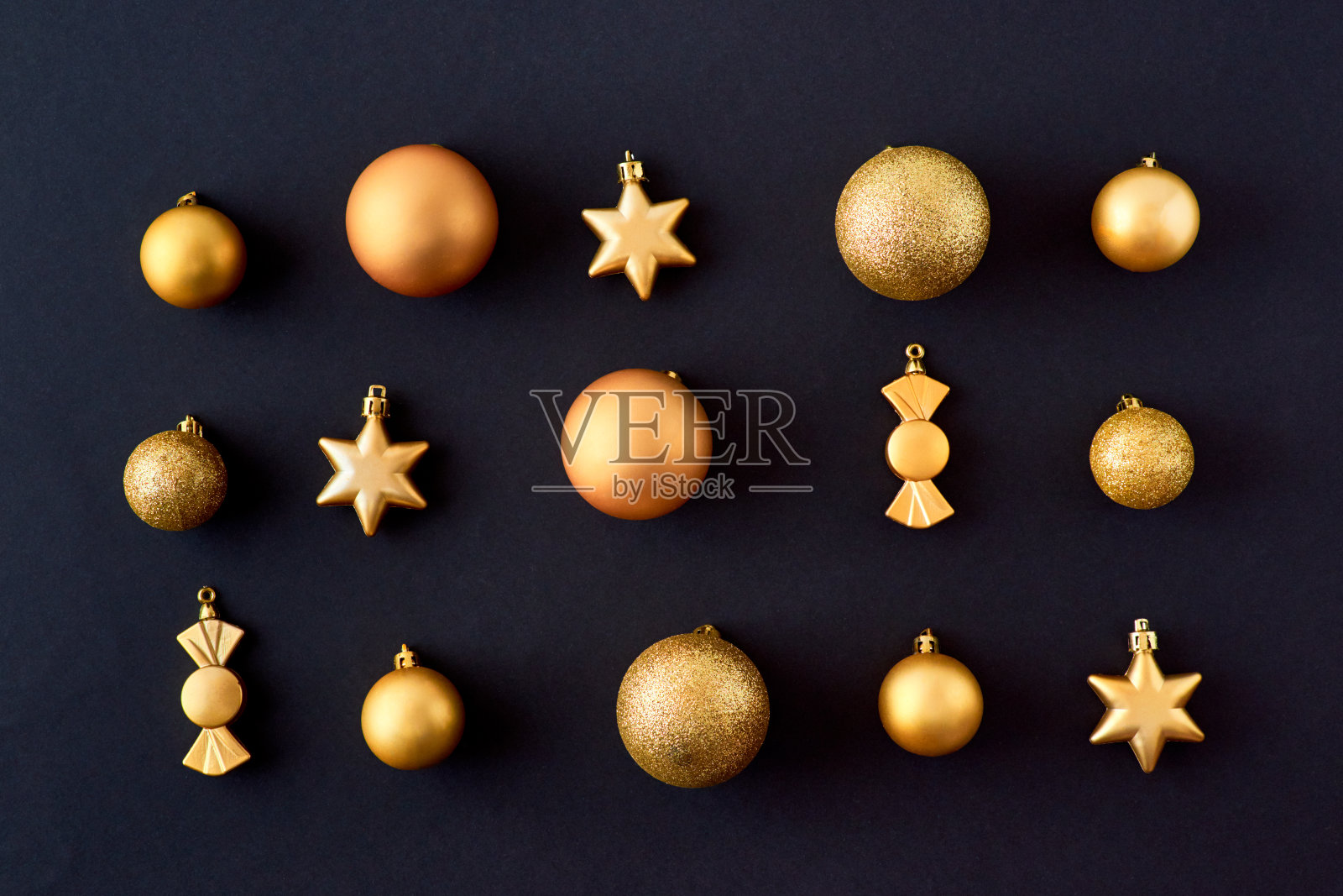 平铺模式与金色圣诞球和玩具在一个黑暗的背景照片摄影图片