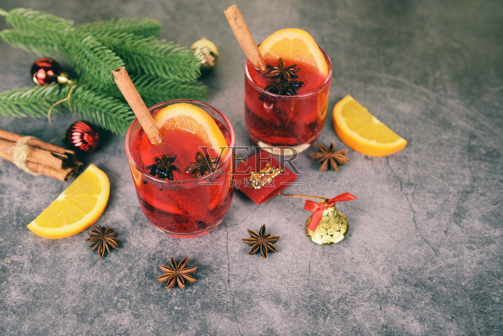 圣诞热葡萄酒美味的节日派对与橘子,肉桂,八角香料的传统圣诞饮料照片摄影图片