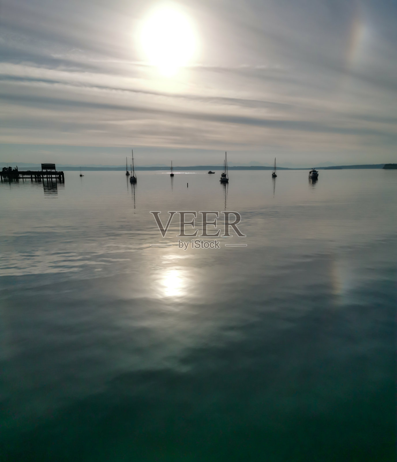 早上从码头和帆船上看海景照片摄影图片