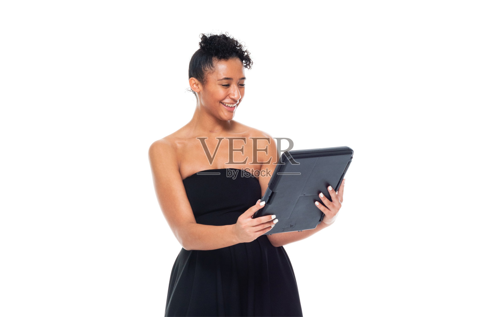 向下看/一个人/正面视图/腰部以上的20-29岁的美丽的非洲裔/非洲裔女性/年轻女性站在白色背景穿着裙子谁是微笑/快乐/愉快照片摄影图片