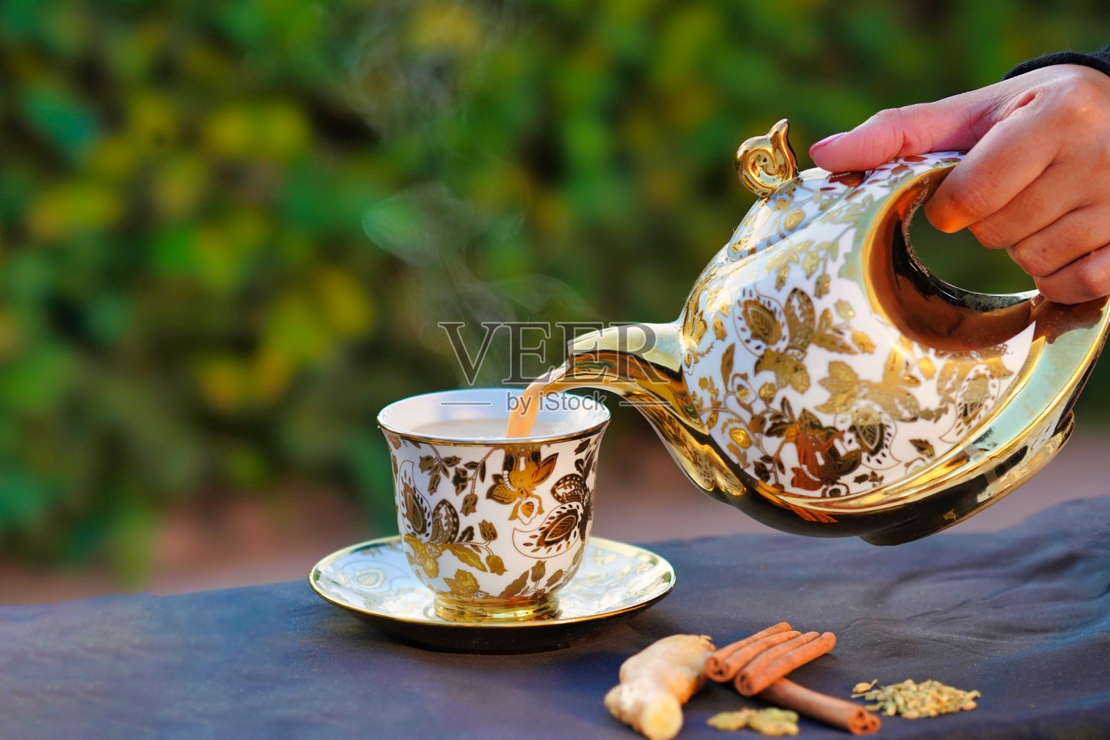 草药茶杯和茶壶照片摄影图片