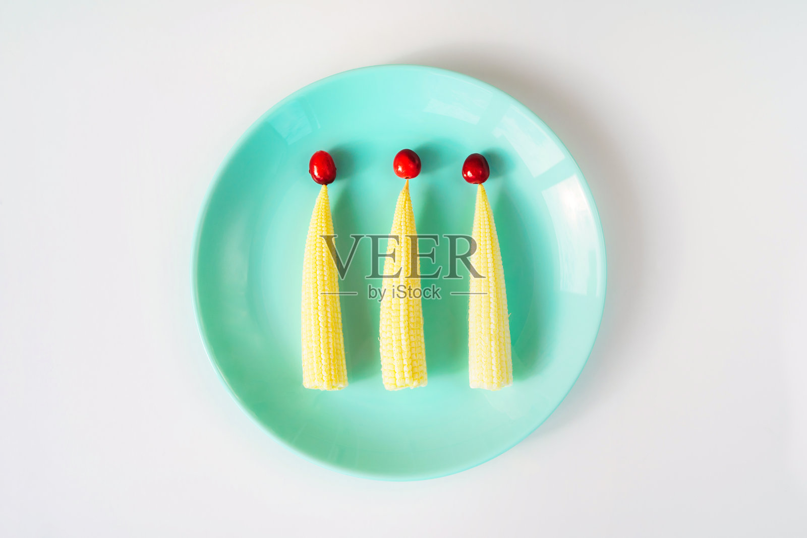 有趣的可食用的小玉米和蔓越莓圣诞树。照片摄影图片