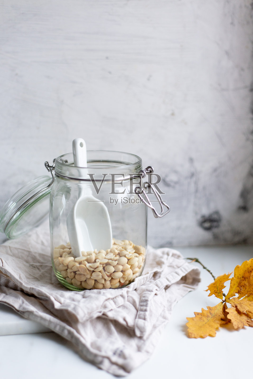 大理石背景上的玻璃罐里的花生照片摄影图片