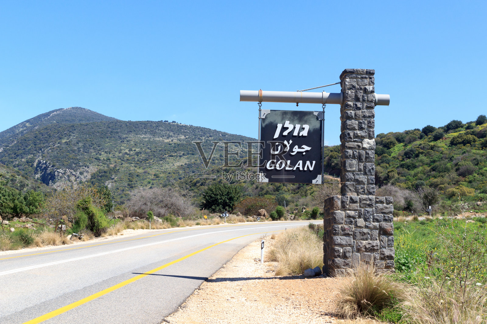 在以色列境内通往戈兰高地的路牌,上面用希伯来语、阿拉伯语和英语书写“戈兰”照片摄影图片