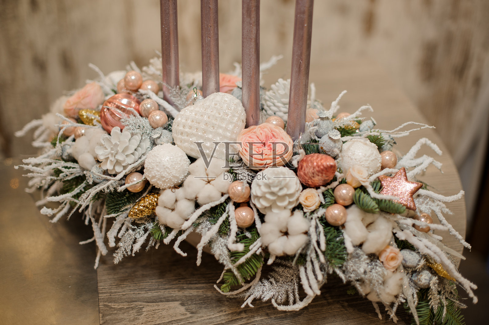 花瓶与圣诞装饰组成的冷杉树枝撒上雪,蜡烛,鲜花和玩具照片摄影图片