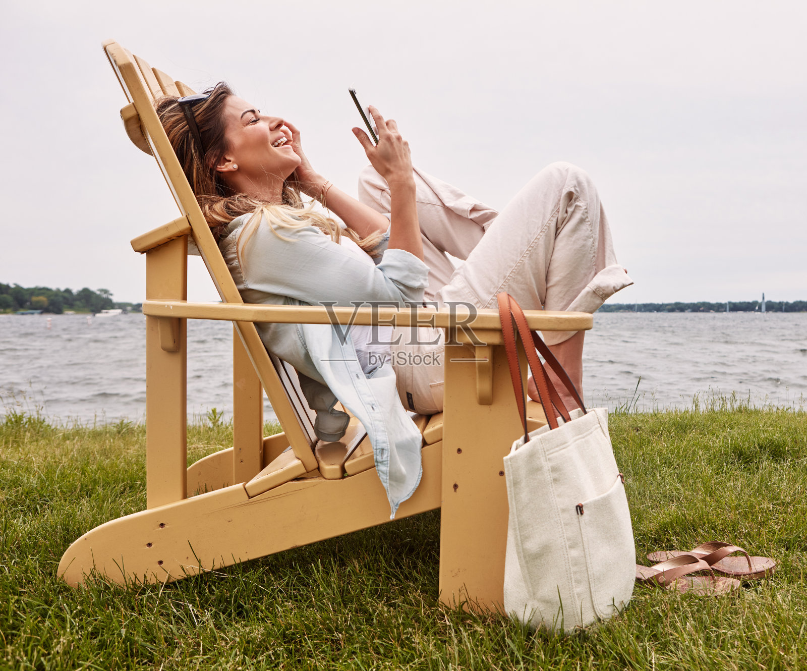 有什么比在湖边放松更可爱的事吗?照片摄影图片