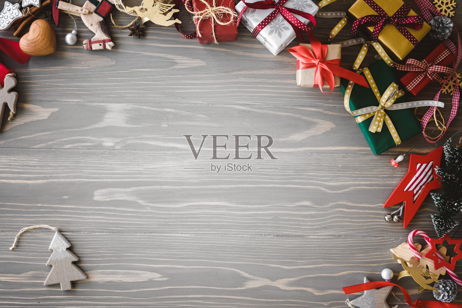 圣诞节用礼物和装饰品装饰节日。背景与复制空间。照片摄影图片