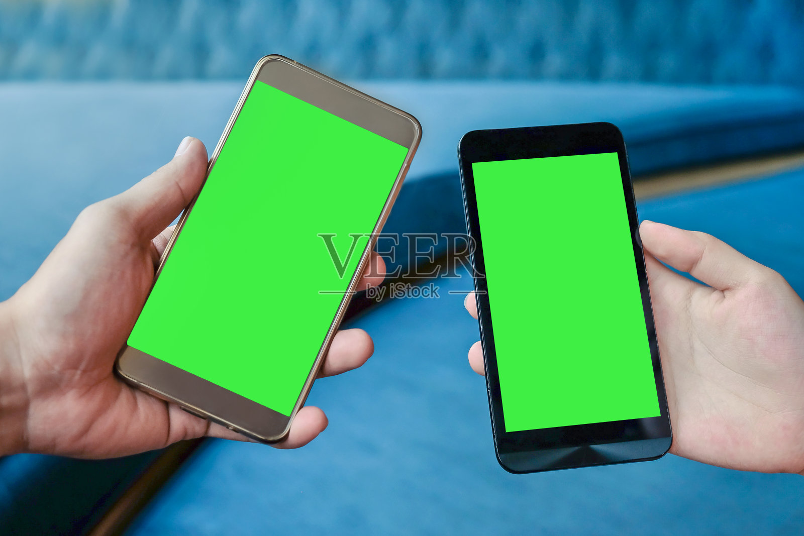 千禧一代情侣通过蓝牙配对手机照片摄影图片