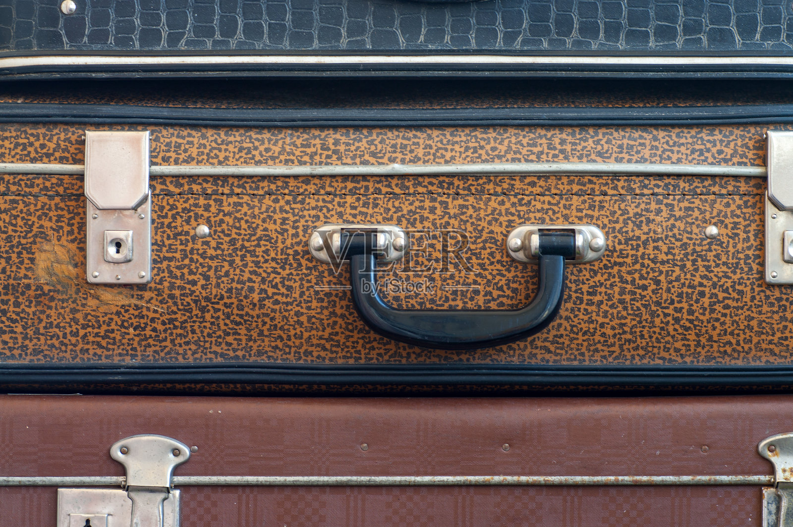 三个旧箱子摞在一起。照片摄影图片