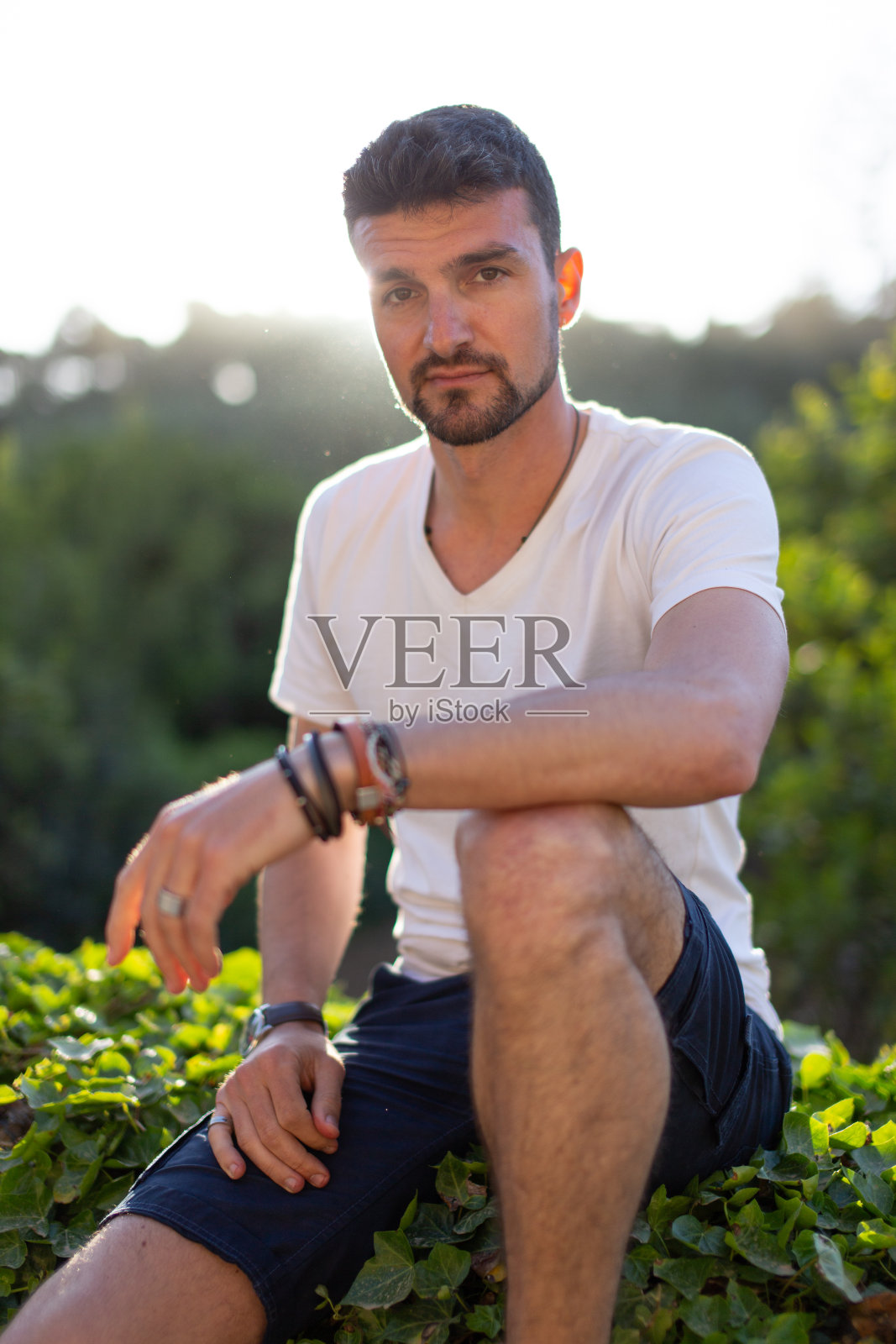 年轻随意的白种人坐在大自然中照片摄影图片