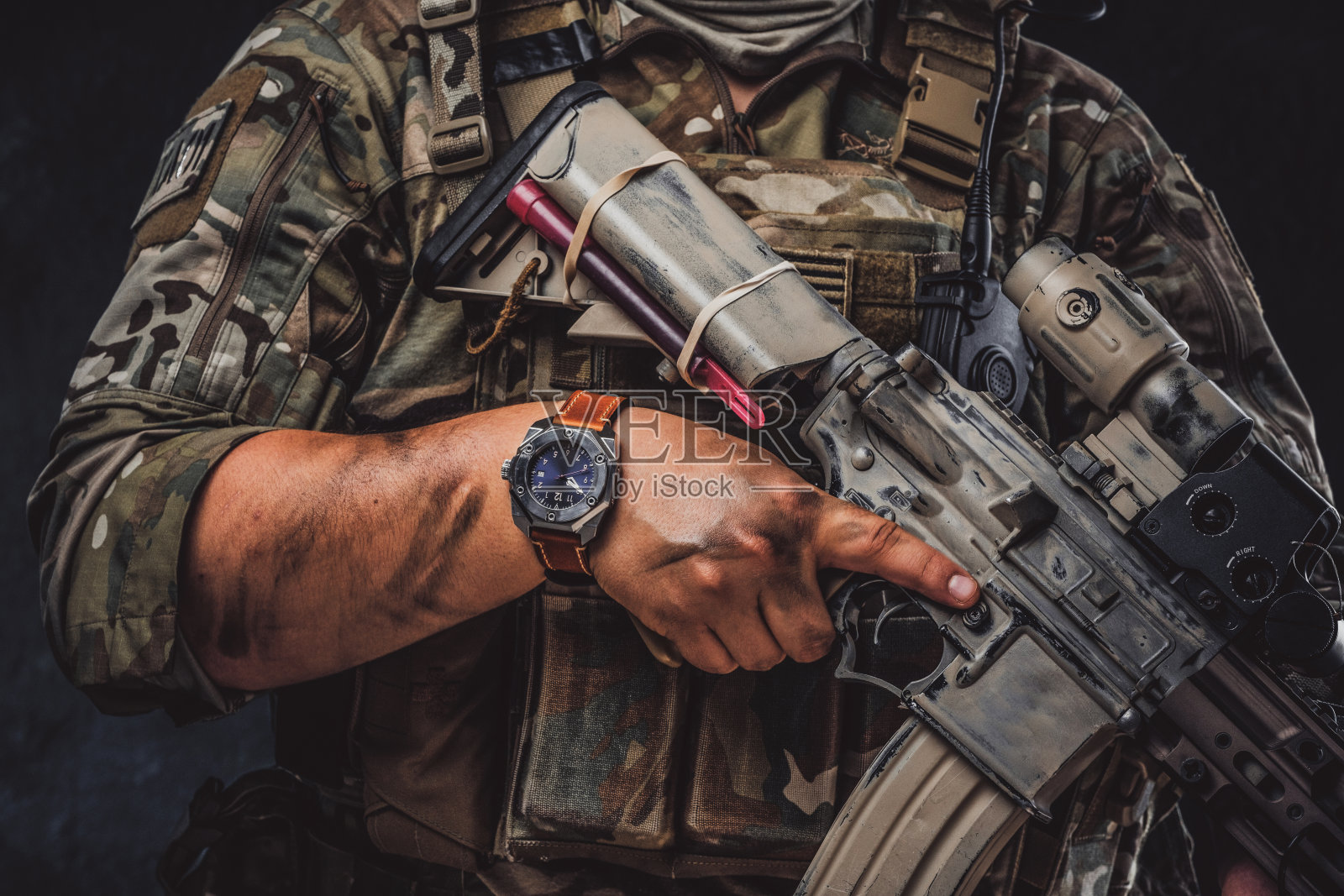 特写镜头拍摄的人与机关枪照片摄影图片