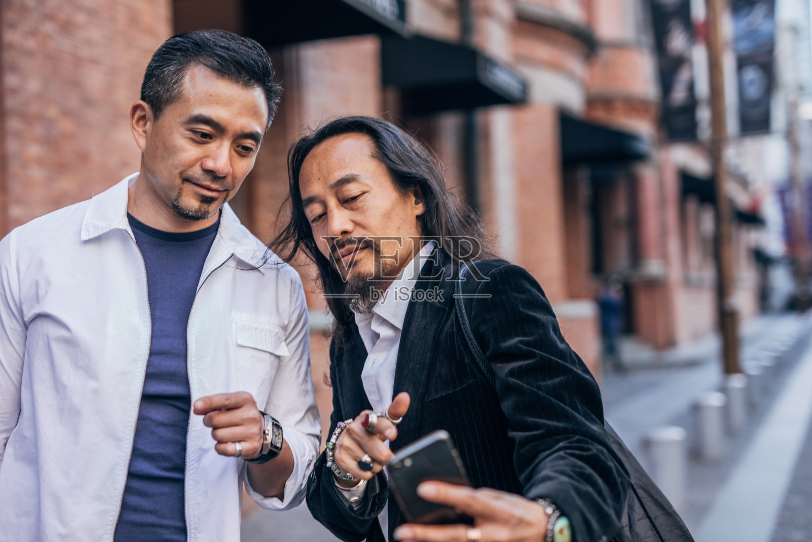 现代中国男人在街上自拍照片摄影图片