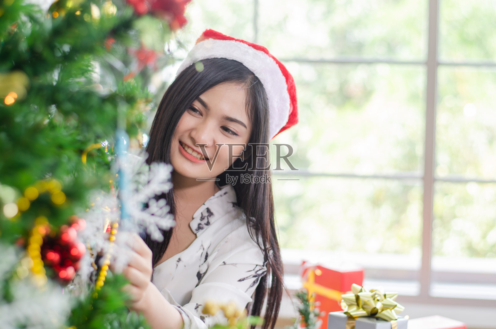 圣诞女人喜欢用圣诞礼盒照片摄影图片