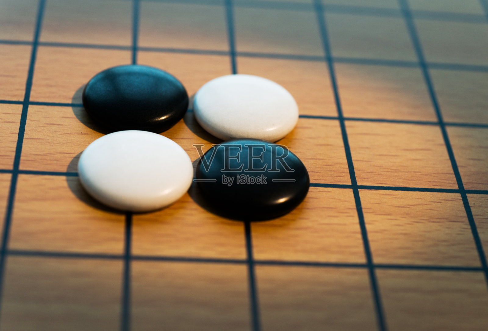 棋盘上的四个棋子照片摄影图片