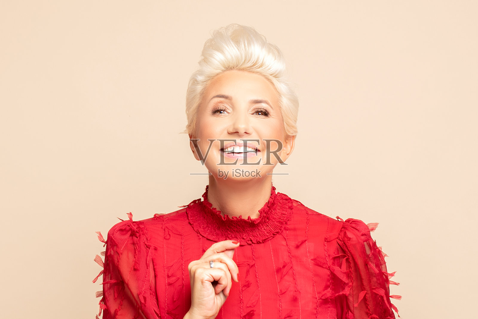 身着红色时尚衬衫的优雅成年女士。照片摄影图片