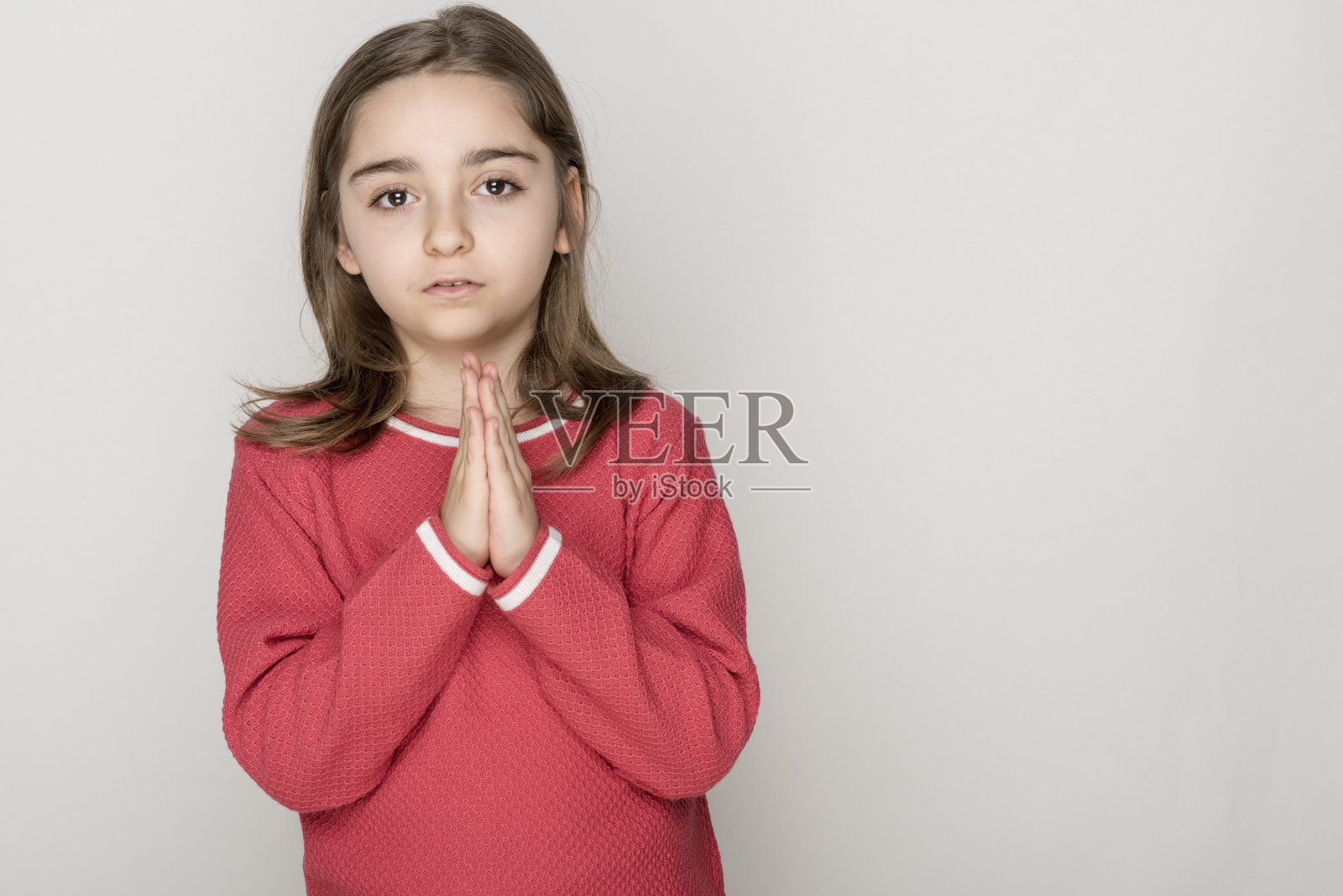 年轻的女孩祈祷照片摄影图片