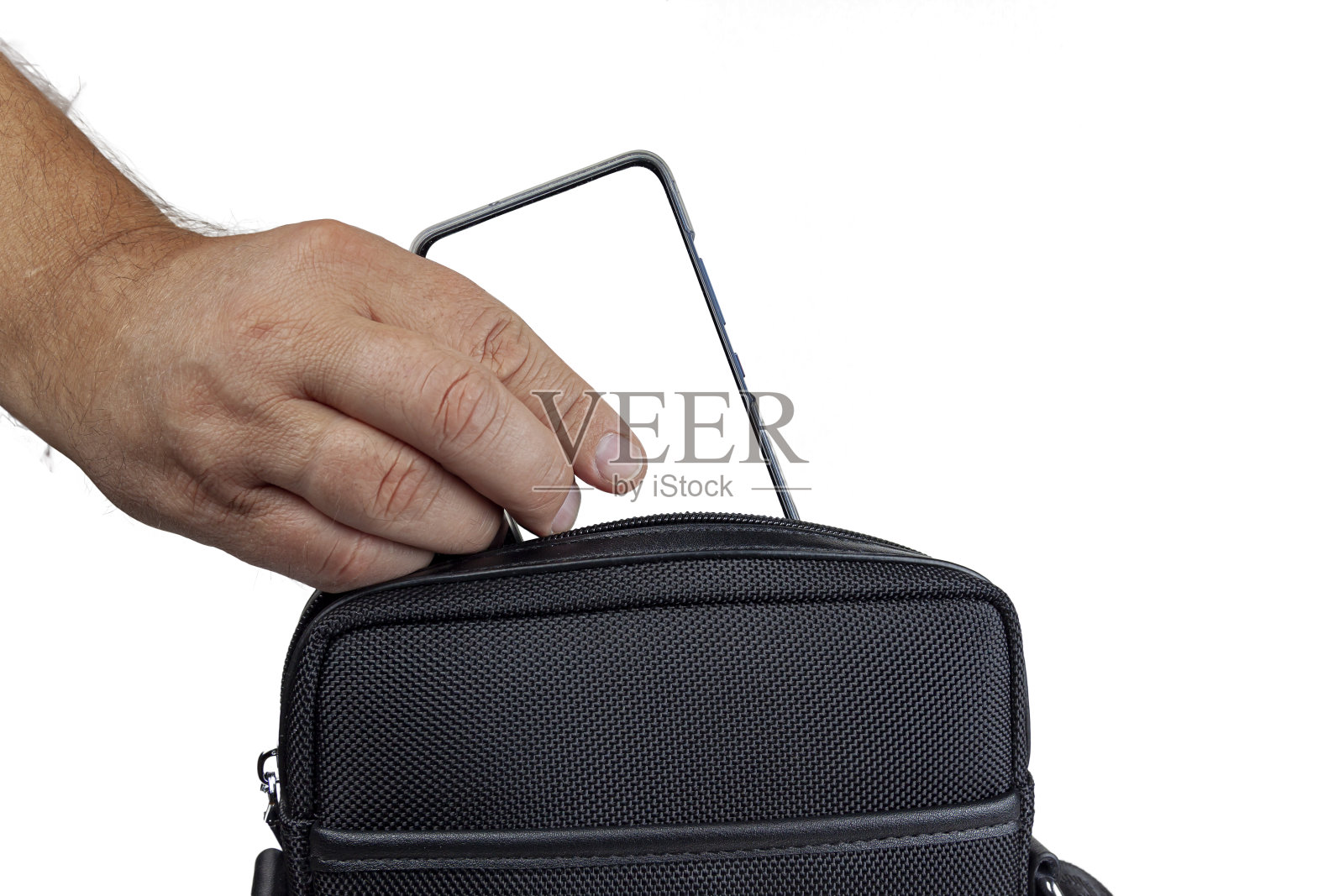 一只手把手机从包里拿出来,手机上有个地方可以题字或画画。照片摄影图片