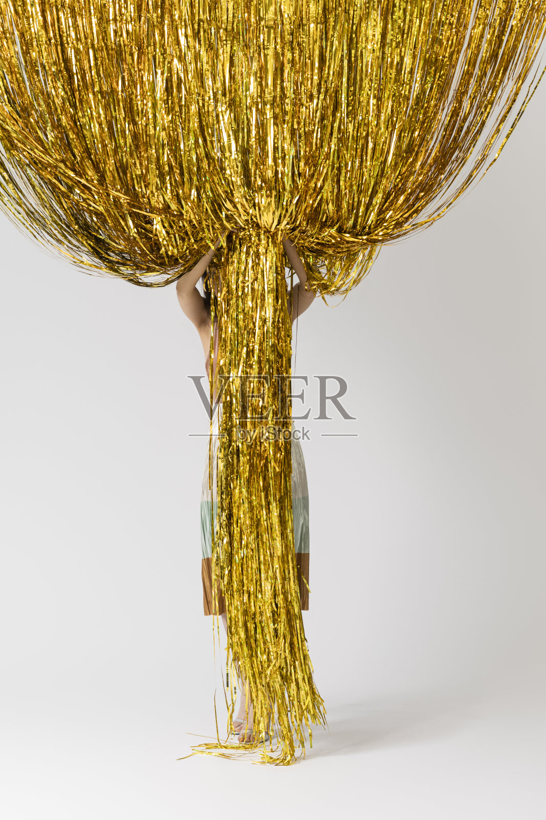 一个女人拿着新年前夜派对装饰窗帘照片摄影图片