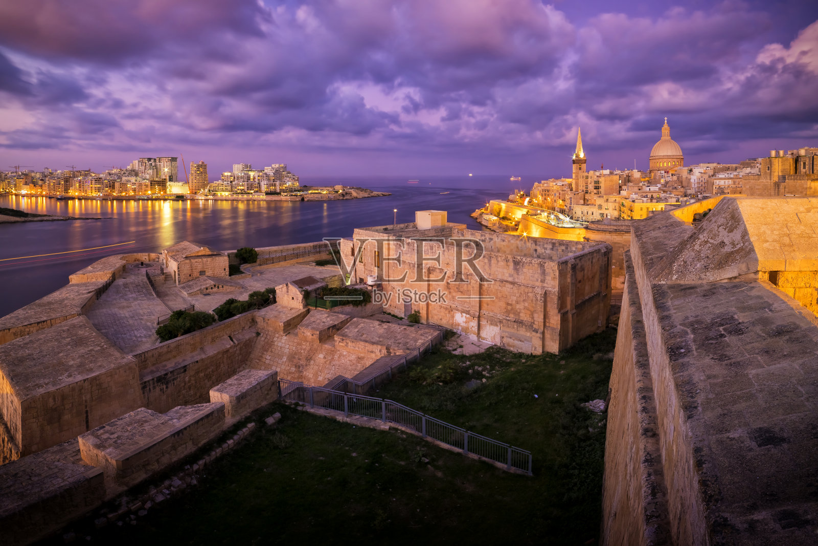瓦莱塔老城的夜景与圣保罗大教堂和马萨塞特港与斯理马,现代住宅区照片摄影图片