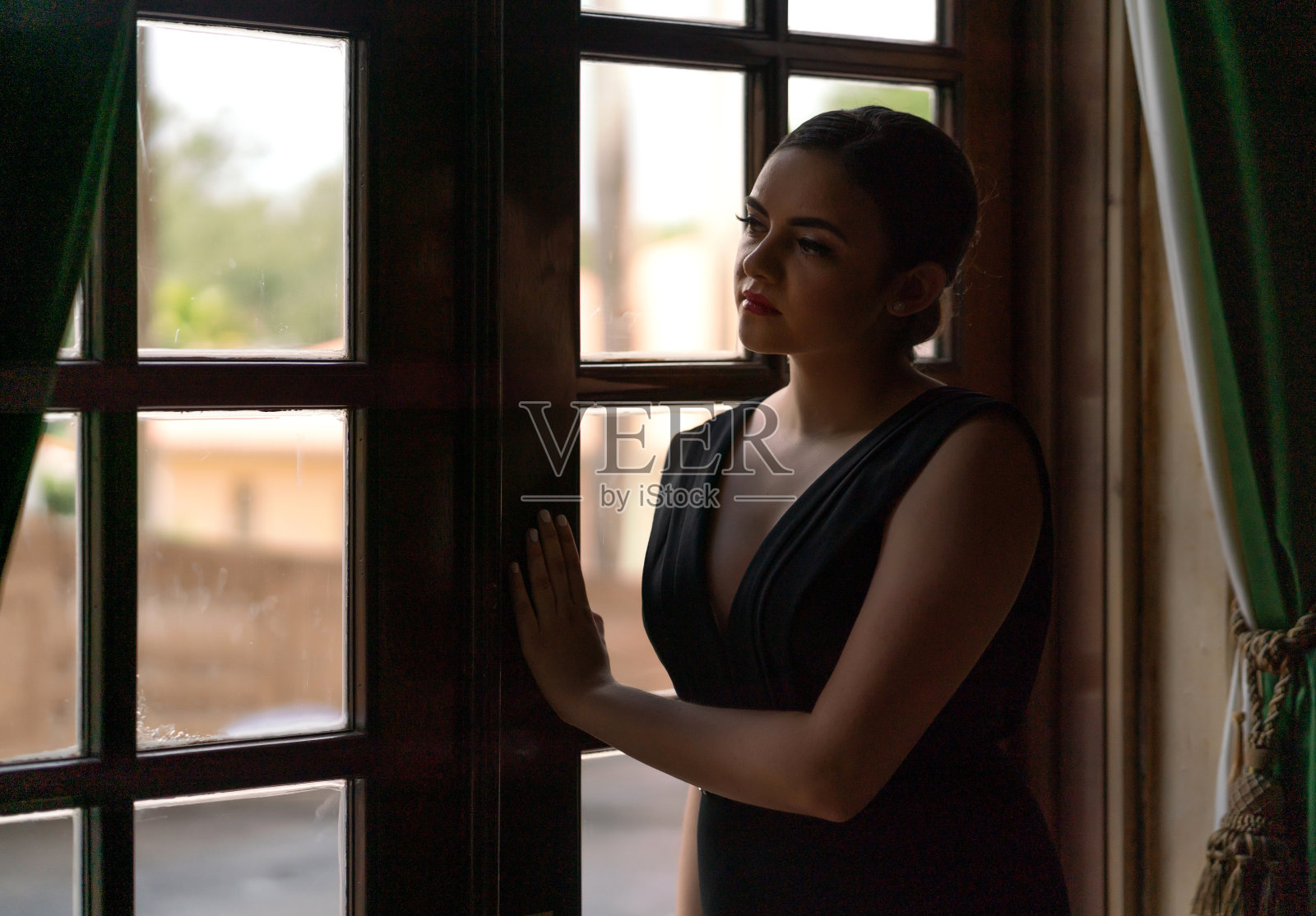 甜美的16岁少年穿着黑裙子照片摄影图片