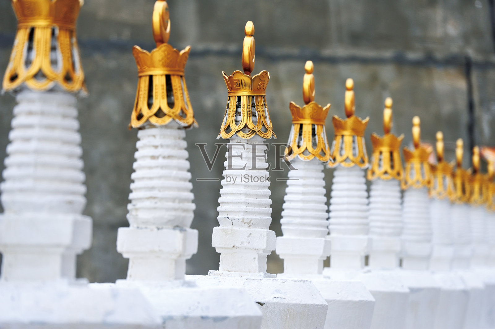 中国四川省色达县东嘎寺的佛塔。照片摄影图片